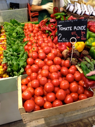 Red round tomatos at the market at Bois le Plage @CelinaLafuenteDeLavotha
