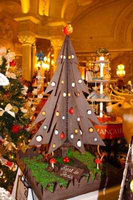 Christmas Tree No.20 :2015 Chocolate tree accompanied by a stay at the hotel with breakfast and lunch by Hotel de Paris and the Louis XV