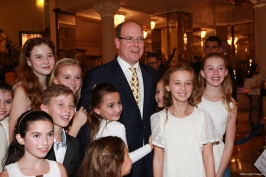 HSH Prince Albert surrounded by the singers from chorus of the International School of Monaco©EdWImages_AImc2015_0113