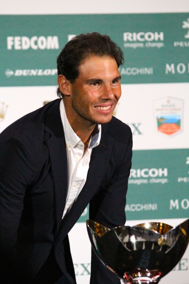 Rafael Nadal possing with the main trophy @CelinaLafuentedeLavotha
